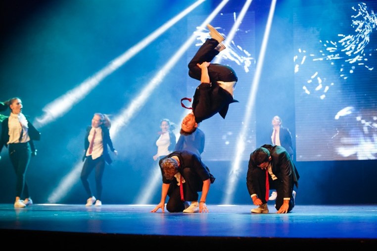 MOVES Dance-Back to the Roots